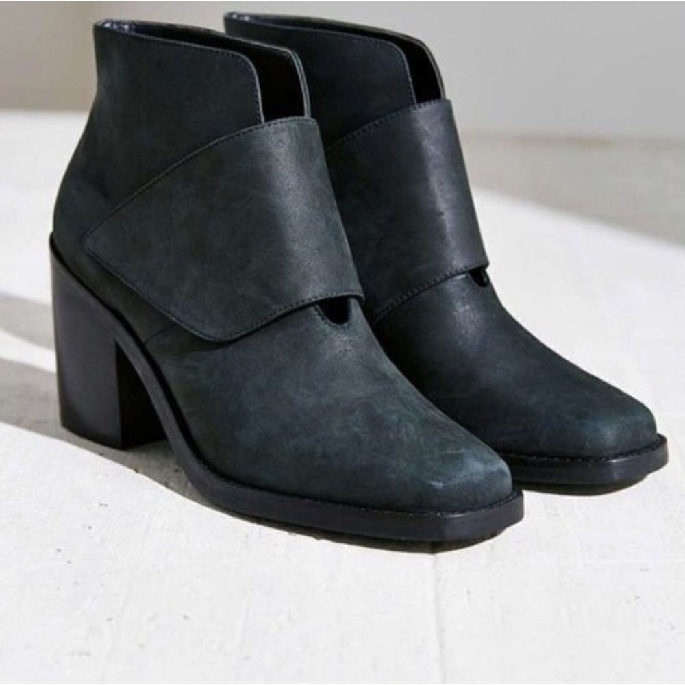 💕Host Pick💕brand new- Shellys booties